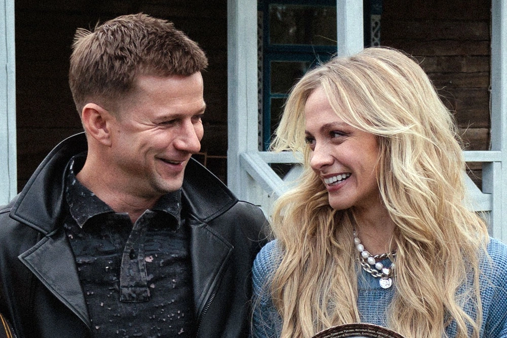 Юрий Стоянов с гитарой и Полина Максимова