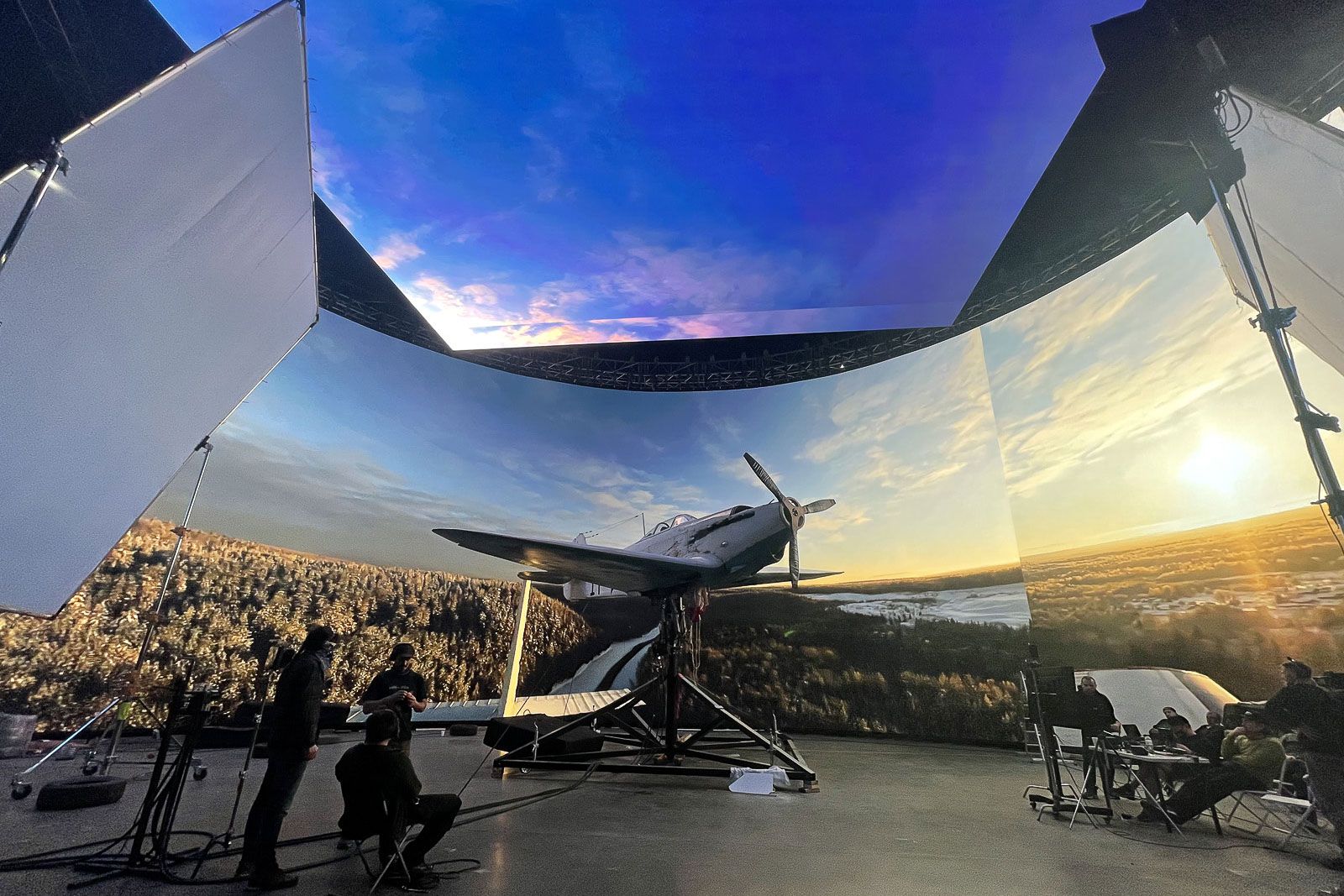 Круговой LED-экран и натурные декорации